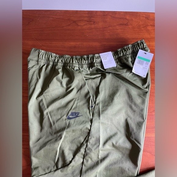 Men's Nike Sportswear Tech Essentials Pants green new with tags DR9101-326 - Picture 2 of 6
